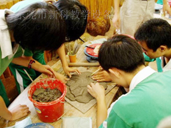 <a href='http://www.gzxiangru.cn/chanpin/55-1.html' target='1' style='font-size:18px; font-weight:bold; color:#000000;'>陶藝功能室</a>2